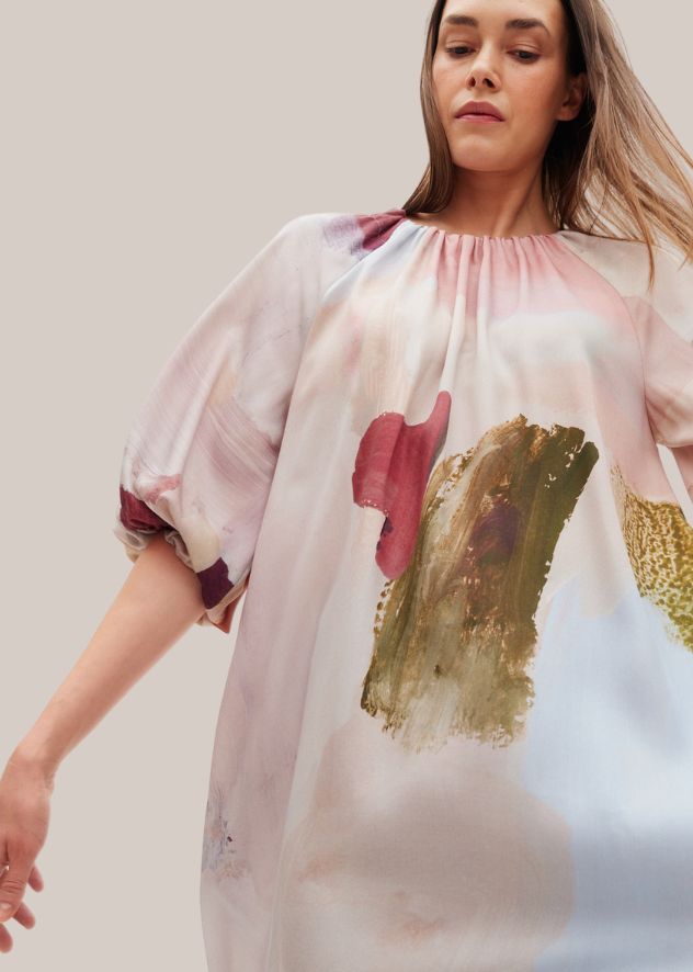 Kuosilliset ja värikkäät mekot