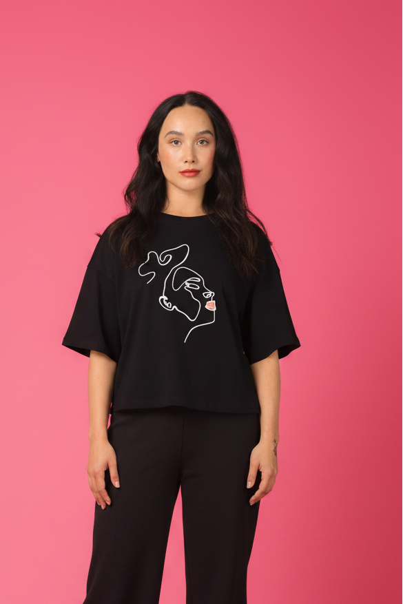 ENNAKKOMYYNTI: DRIFT t-paita, lipstick, musta