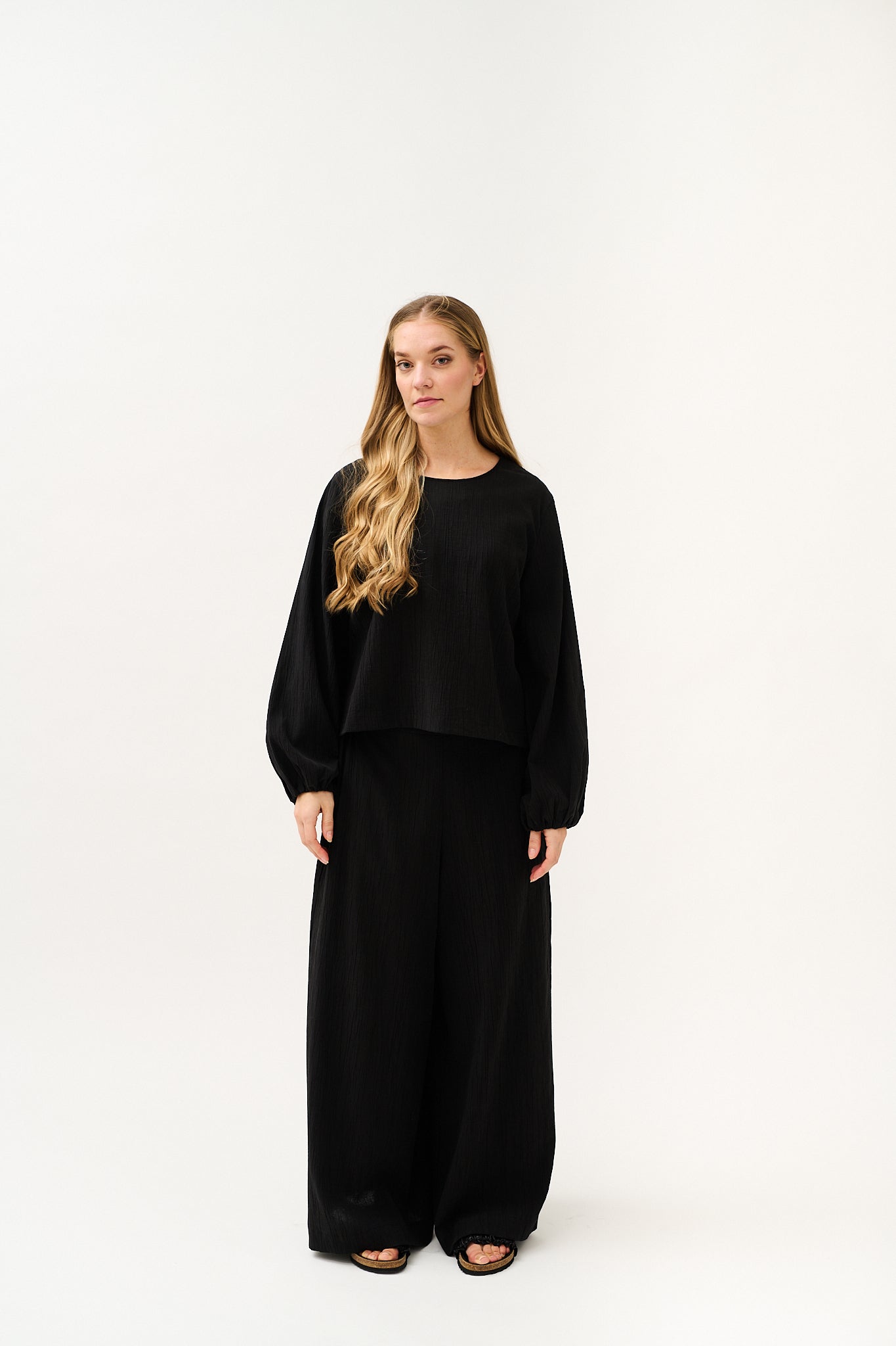 IMPRESSIVE-paita, Musta