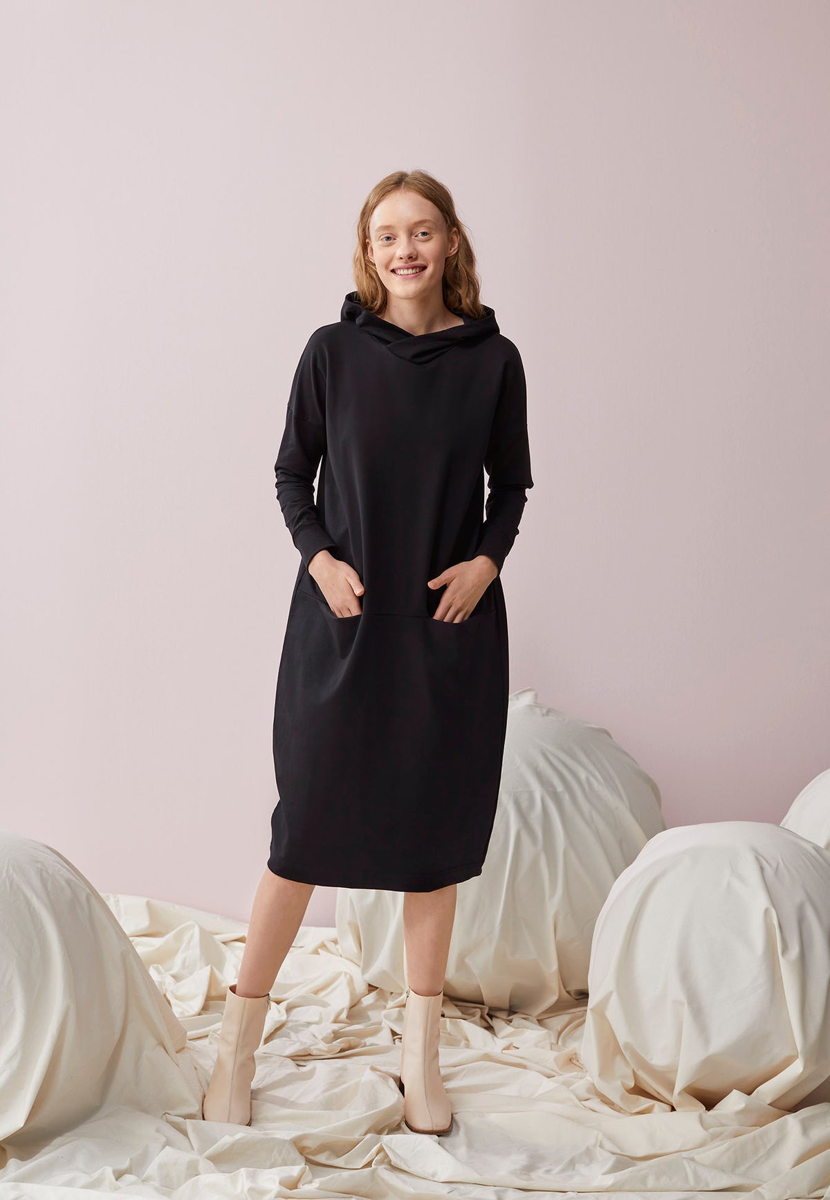 OUTLET: GIANT HOODIE -mekko, Musta