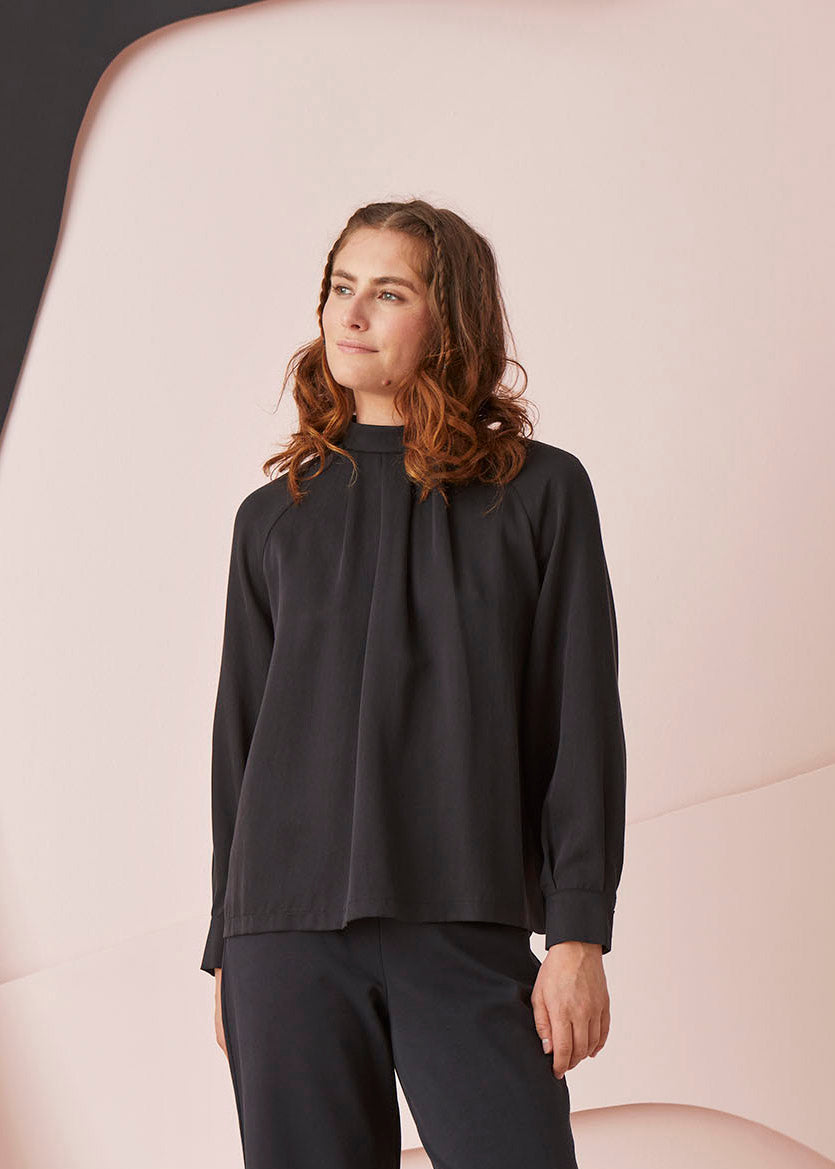 PLEATED-paita, Musta