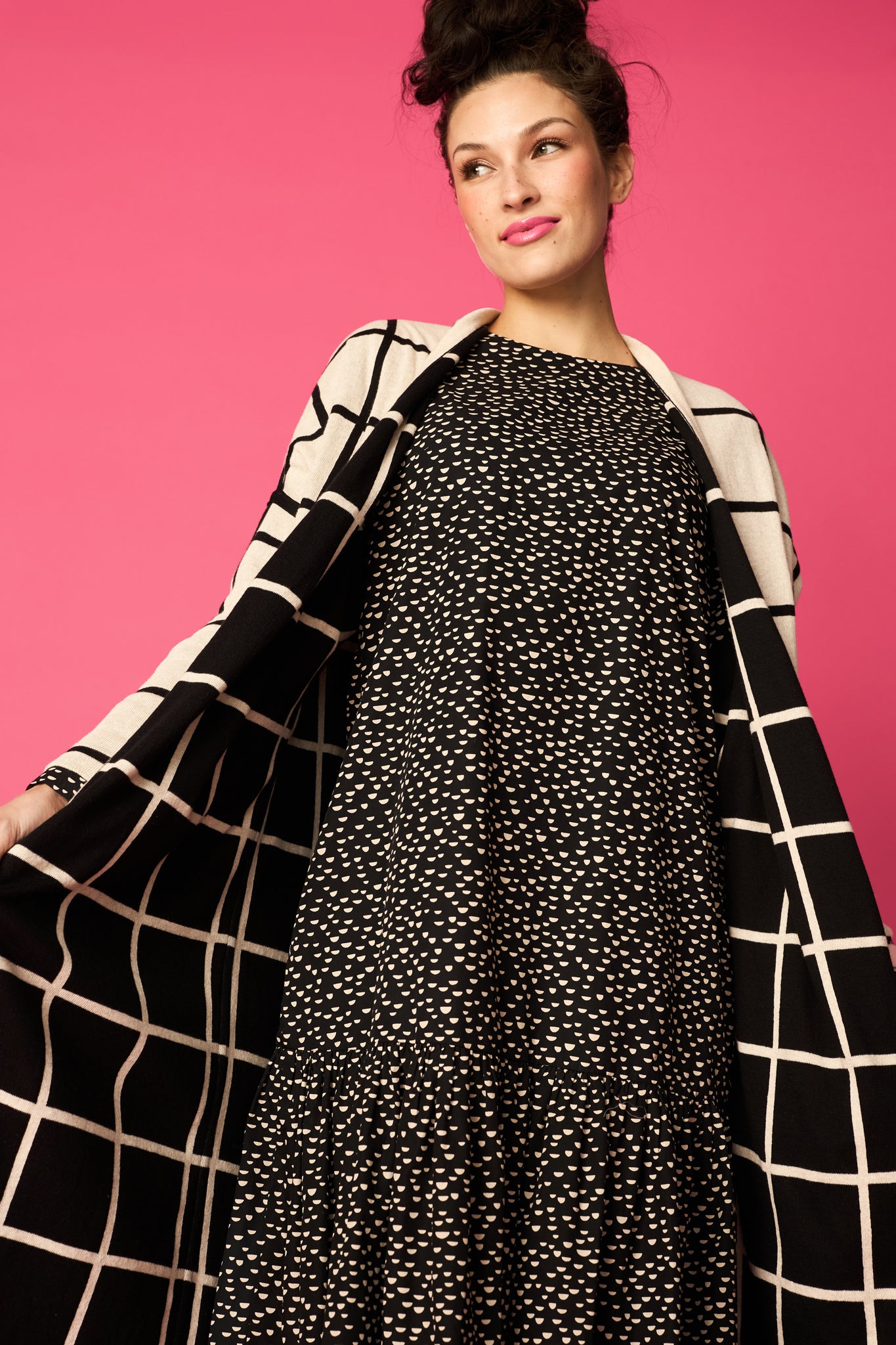 ENNAKKOMYYNTI: LONG-neuletakki, Giant Grid, käännettävä