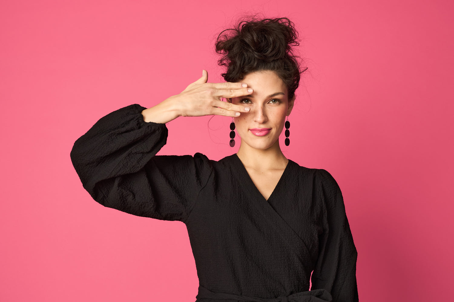 ENNAKKOMYYNTI: PUFF WRAP -paita, Musta